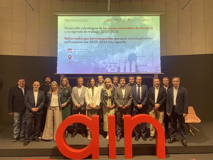 El consejero Irujo y la directora general Basterra, en un momento de la presentación, junto con representantes de AIN, SODENA, Mancomunidad de la Comarca de Pamplona y empresas