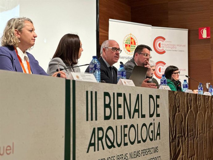 Estrella (c), interviene en la inauguración de la III Bienal de Arqueología.