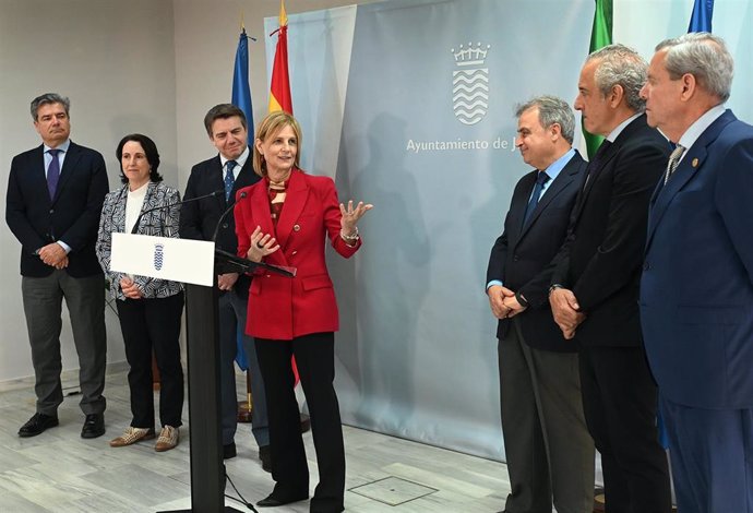La alcaldesa de Jerez de la Frontera (Cádiz), María José García-Pelayo, tras una reunión con el comité ejecutivo de la Asociación Hostelería de España