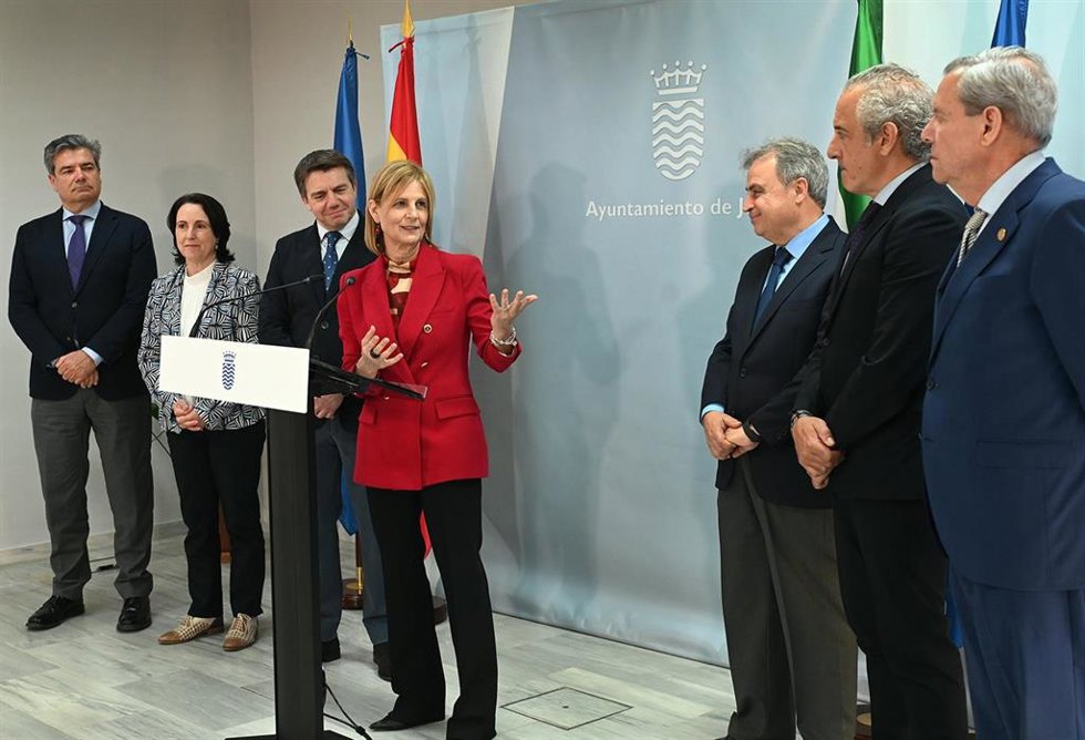 La alcaldesa de Jerez de la Frontera (Cádiz), María José García-Pelayo, tras una reunión con el comité ejecutivo de la Asociación Hostelería de España