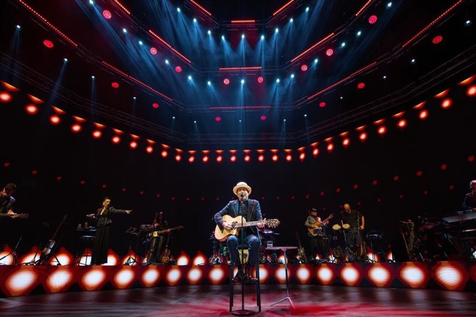 Joaquín Sabina comienza los días 9 y 11 de mayo en Málaga su gira de despedida 'Hola y adiós' en la Península con sendos conciertos que tendrán lugar en el Palacio de Deportes José María Martín Carpena y para los que las entradas están agotadas.