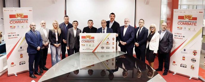 Foto de familia tras la presentación de los primeros Juegos Nacionales de Combate