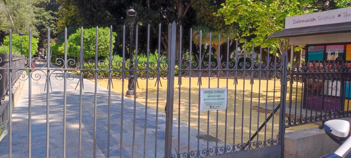 Murcia cierra los jardines de Floridablanca y el del Cuartel de Artillería por la alerta por lluvias y tormentas