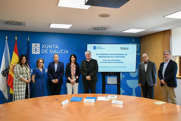 La conselleira de Vivenda e Planificación de Infraestruturas, María Martínez Allegue, firma con el presidente de Fundicot, Joaquín Farinós, el convenio para la celebración de este evento,