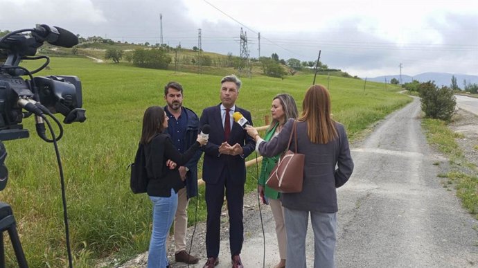 Andrés Lorite atiende a los medios, junto a la alcaldesa de Baena, María Jesús Serrano, en la Vía Verde del Aceite.