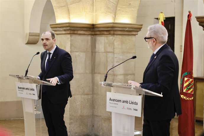 Archivo - El conseller de Presidencia de la Generalitat, Albert Dalmau, y el paer en cap de Lleida, Félix Larrosa, en una rueda de prensa tras la comisión bilateral Generalitat-Paeria