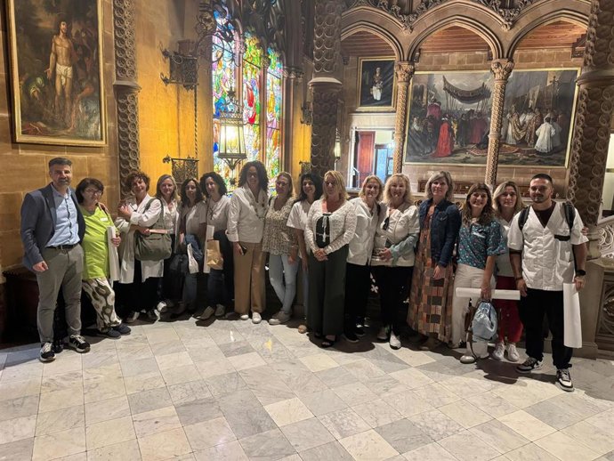 Representantes del PSIB con cuidadoras del IMAS en el Palau del Consell de Mallorca.