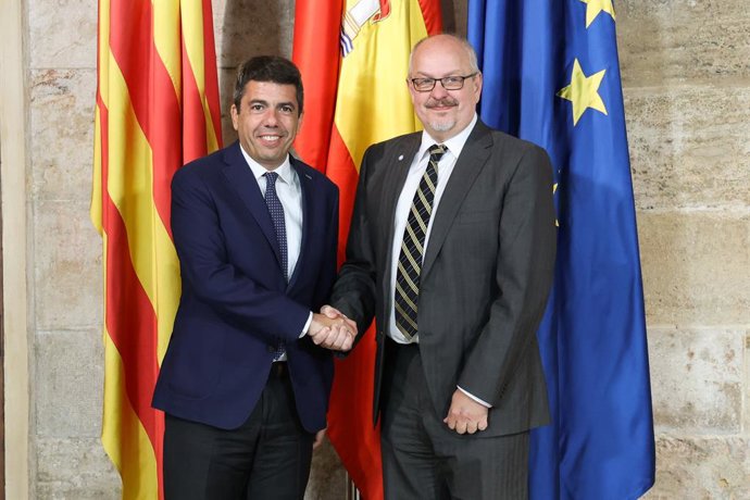 El president de la Generalitat, Carlos Mazón, i el cap de la base de l'ONU a València, Michel Bergeron