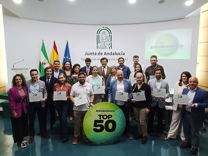 La delegada territorial de Desarrollo Educativo y Formación Profesional y de Universidad, Investigación e Innovación, Isabel Paredes, y Daniel Escacena, director general de Andalucía Emprende, con las cinco empresas gaditanas premiadas