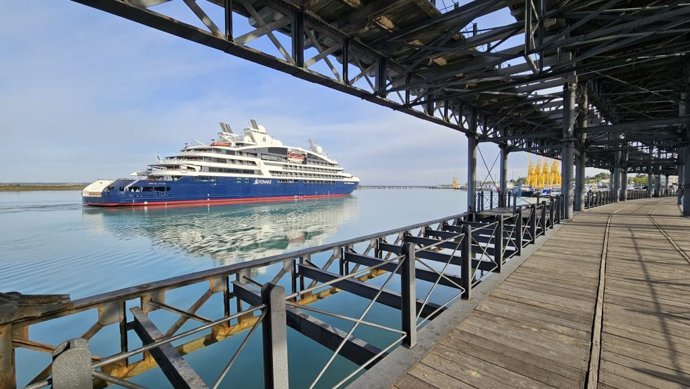 El crucero de lujo Le Lapérouse llegando al Muelle de Levante del Puerto de Huelva.