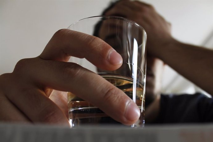 Archivo - Imagen de recurso de un hombre bebiendo una copa de alcohol.