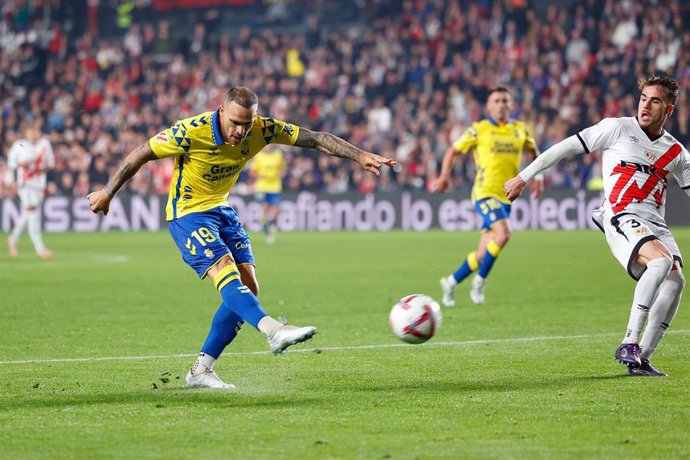 Archivo - Sandro Ramírez chuta ante Pep Chavarría en el Rayo Vallecano-UD Las Palmas de LaLiga EA Sports 24-25