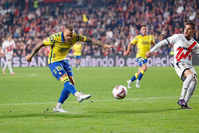 Archivo - Sandro Ramirez of UD Las Palmas in action during the Spanish League, LaLiga EA Sports, football match played between Rayo Vallecano and UD Las Palmas at Estadio de Vallecas on November 8, 2024, in Madrid, Spain.