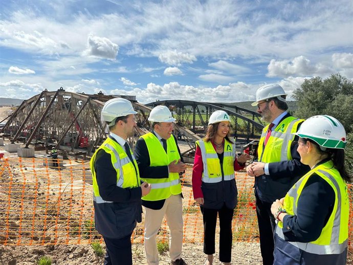 Archivo - La consejera de Fomento, Rocío Díaz (centro), en una visita a las obras de ampliación del puente de Villa del Río el pasado año 2024.
