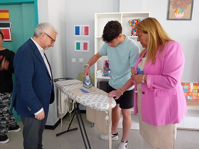 La delegada de Inclusión Social, Ángela Hidalgo (d), en el taller de igualdad.