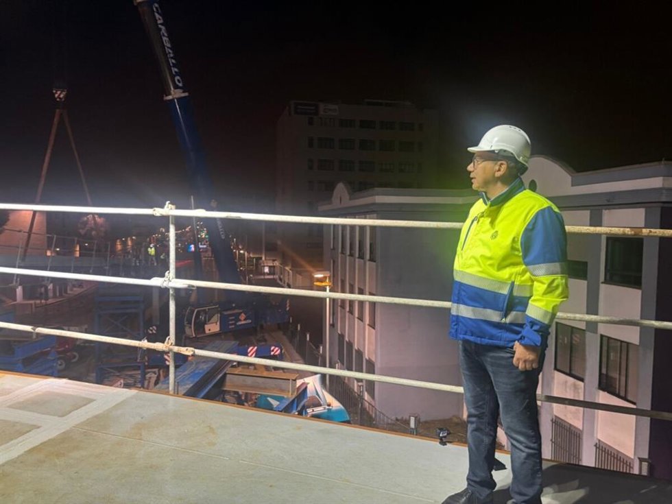 El consejero de Carreteras del Cabildo de Tenerife, Dámaso Arteaga, en la colocación de un nuevo módulo de la pasarela peatonal del Padre Anchieta
