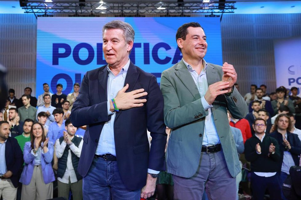 Archivo - El presidente del PP de Andalucía, Juanma Moreno (d), y el presidente nacional, Alberto Núñez Feijóo, clausuran la 27 Interparlamentaria del PP. A 30 de marzo de 2025, en Sevilla (Andalucía , España).