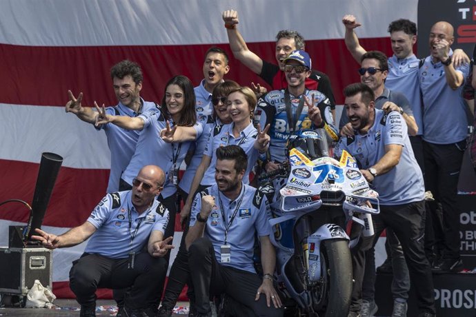 Archivo - Alex Márquez celebra un podio con su equipo Gresini Racing