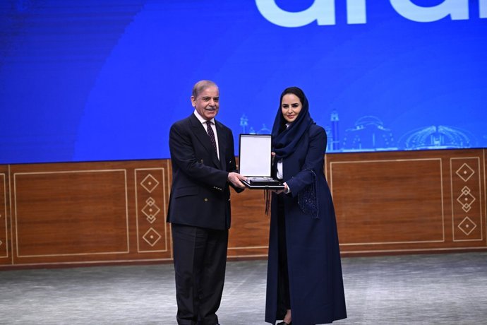 Prime Minister Shehbaz Sharif awards H.E. Deemah AlYahya, DCO Secretary-General, for advancing Pakistan’s digital FDI ecosystem.