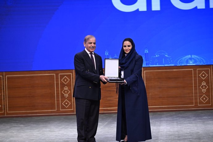 Prime Minister Shehbaz Sharif awards H.E. Deemah AlYahya, DCO Secretary-General, for advancing Pakistan’s digital FDI ecosystem.