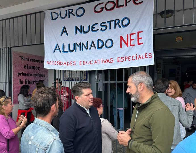 El coordinador provincial de Izquierda Unida, Marcos Toti, en la concentración en el IES Nuevo Mileno de Zalamea la Real.