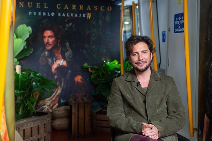 El cantante Manuel Carrasco durante una entrevista para Europa Press, a 8 de mayo de 2025, en Madrid (España). Su nuevo disco, que se lanza el próximo 9 de mayo bajo el título ‘Pueblo Salvaje II’, es un álbum de estudio que busca conectar la naturaleza co