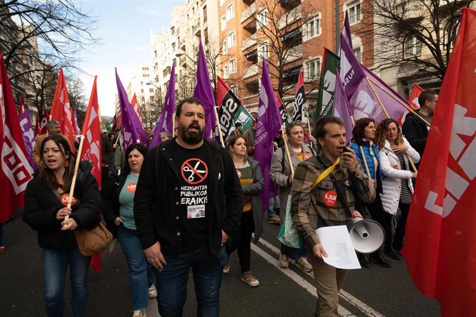 Archivo - Trabajadores de la enseñanza pública de Euskadi, durante una movilización