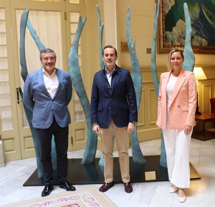 El presidente del Parlament, Gabriel Le Senne, reibe en audiencia al presidente del Clúster Turistec, Jaume Monserrat, y a la gerente de la entidad, Mercè Masip.