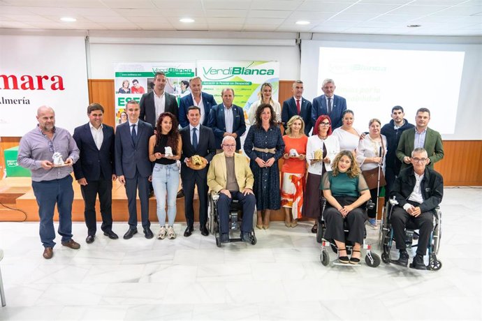 Foto de familia de los galardonados y representantes institucionales en los Premios por la Empleabilidad Social de la Asociación Verdiblanca.