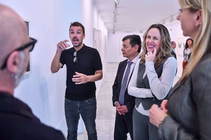 El pintor Pablo Fernández-Pujol junto a la diputada de Cultura, Vanesa Beltrán, en la presentación de la exposición.