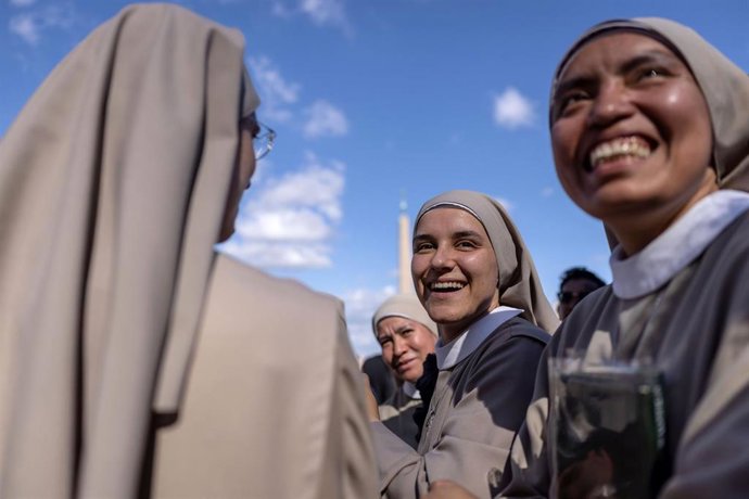 Fieles en la Plaza de San Pedro en la segunda jornada del Cónclave
