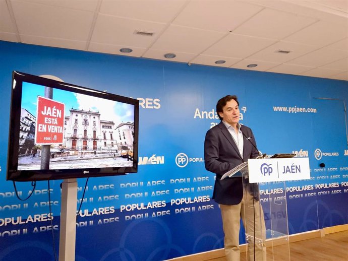 Agustín González durante la rueda de prensa