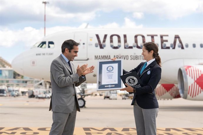 El CEO de Volotea recibiendo el Récord Guinnes por el felpudo más grande del mundo.