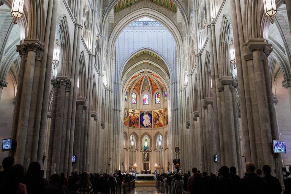 Archivo - Cristo Crucificado de la Buena Muerte, de Juan Manuel Miñarro, en el altar mayor de la catedral de Santa María la Real de la Almudena, a 8 de diciembre de 2022, en Madrid (España).