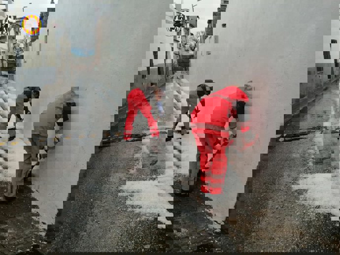 Bomberos retiran granizo de la calle en l'Olleria (Valencia)