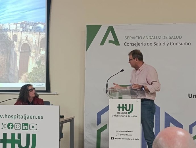 El alcalde de Villanueva de la Reina, Blas Alves, interviene en la reunión sobre el virus del Nilo.