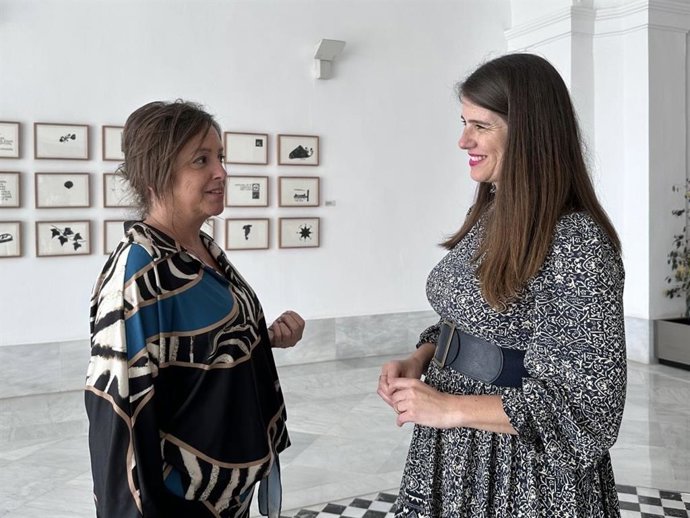 La secretaria general del PP de Córdoba y portavoz de Sostenibilidad, Medio Ambiente y Economía Azul en el Parlamento regional, Araceli Cabello (d), con la consejera de Sostenibilidad, Lina García (i).