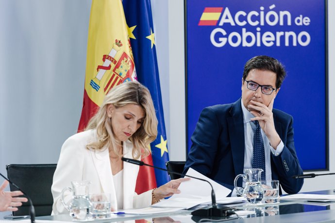 La vicepresidenta segunda y ministra de Trabajo y Economía Social, Yolanda Díaz, y el ministro para la Transformación Digital y de la Función Pública, Óscar López, durante una rueda de prensa posterior a la reunión del Consejo de Ministros, en el 