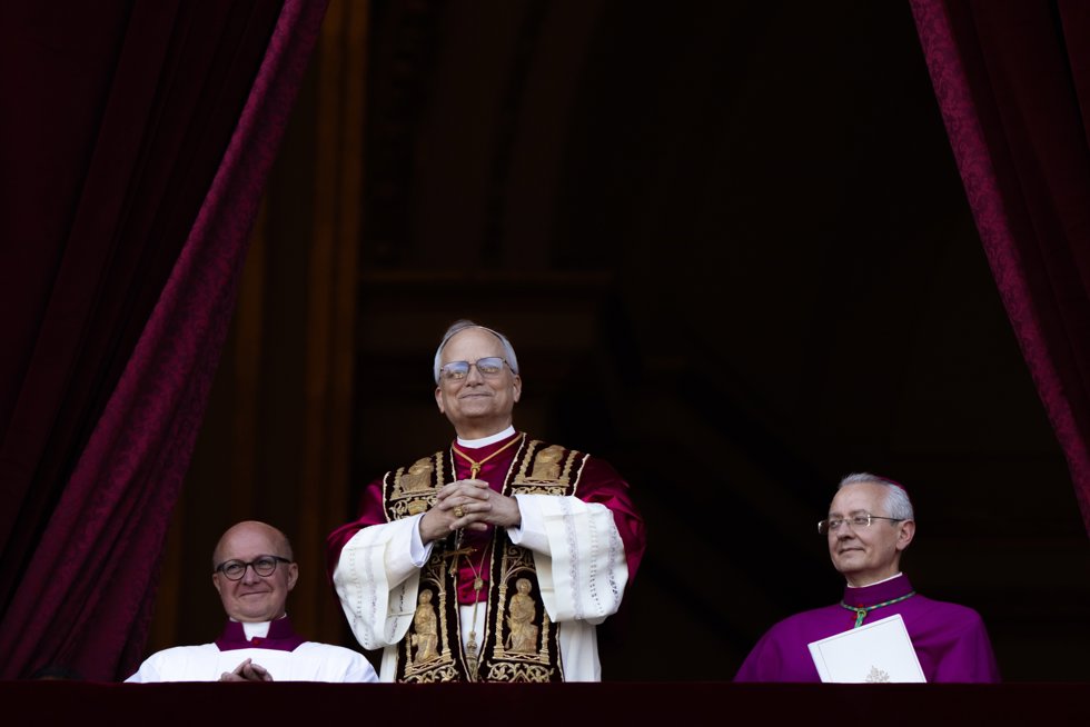 El nuevo Papa León XIV, el cardenal norteamericano Robert Prevost, en el balcón de la Basílica de San Pedro del Vaticano. 