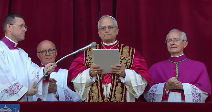 El Papa León XIV se dirige a los fieles en la Plaza de San Pedro