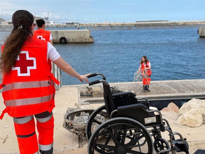 Rescatan una patera con 17 varones, uno fallecido, a 42 millas de la costa de Xàbia (Alicante)