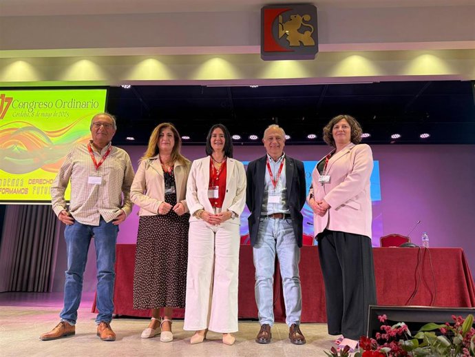 Encarna Laguna (centro), la nueva secretaria general de UGT Córdoba.