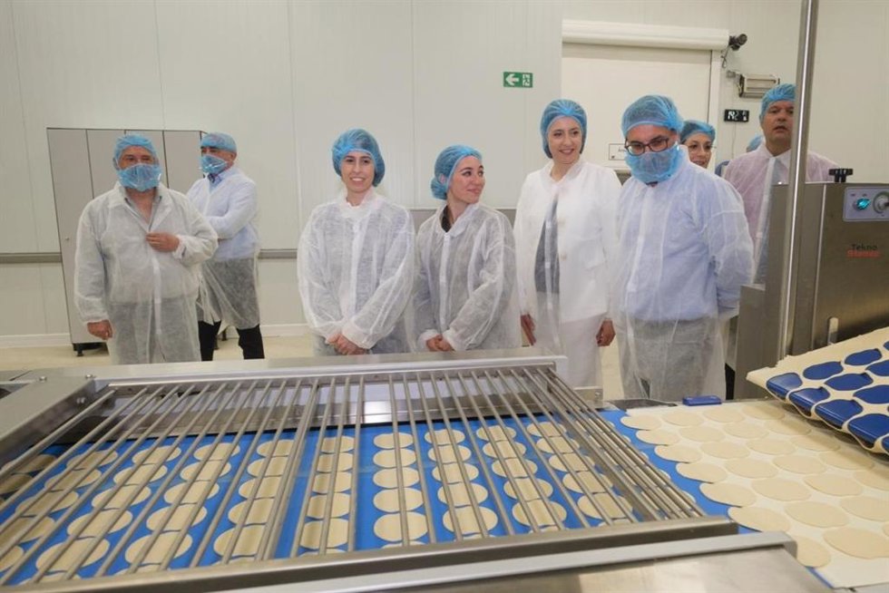 La conselleira do Medio Rural, María José Gómez, visita este jueves las instalaciones de Daveiga, en Chantada (Lugo).