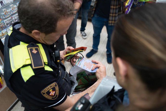 Un agente de la Guardia Urbana durante un registro policial en la ronda de Sant Pere, a 8 de mayo de 2025, en Barcelona, Catalunya (España)