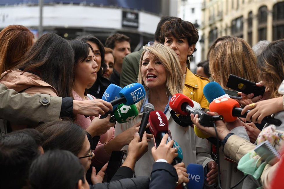 La vicepresidenta segunda y ministra de Trabajo, Yolanda Díaz, ofrece declaraciones a los medios durante la manifestación por el Día del Trabajador, a 1 de mayo de 2025, en Madrid (España).