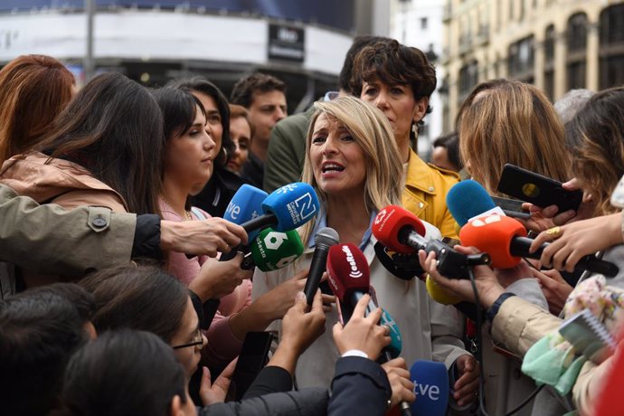 La vice-presidenta segona i ministra de Treball, Yolanda Díaz, ofereix declaracions als mitjans durant la manifestació pel Dia del Treballador, a 1 de maig de 2025, a Madrid (Espanya). 