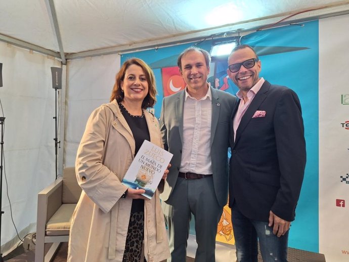 El director general de Cultura del Gobierno de Aragón, Pedro Olloqui, junto a la alcaldesa de Teruel, Emma Buj, y el escritor Luis Zueco, encargado de leer el pregón, en la inauguración este jueves de la Feria del Libro de Teruel