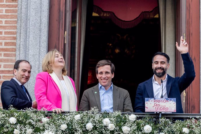El alcalde de Madrid, José Luis Martínez-Almeida (2d) y el futbolista Dani Carvajal (1d), durante el pregón de las Fiestas de San Isidro 2025, en el balcón de la Casa de la Villa, a 8 de mayo de 2025, en Madrid (España). La lectura del pregón supone el co