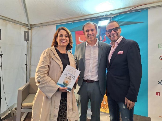 La alcaldesa de Teruel, Emma Buj; el escritor Luis Zueco; y el director general de Cultura del Gobierno de Aragón, Pedro Olloqui.