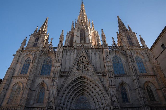 Archivo - Fachada de la Catedral de Barcelona